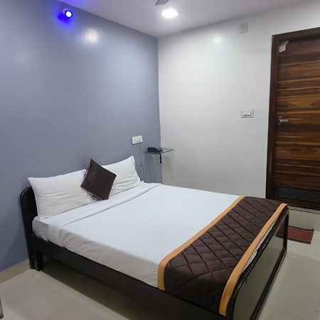 Hotel Golden Arch Bangalore Bagian luar foto