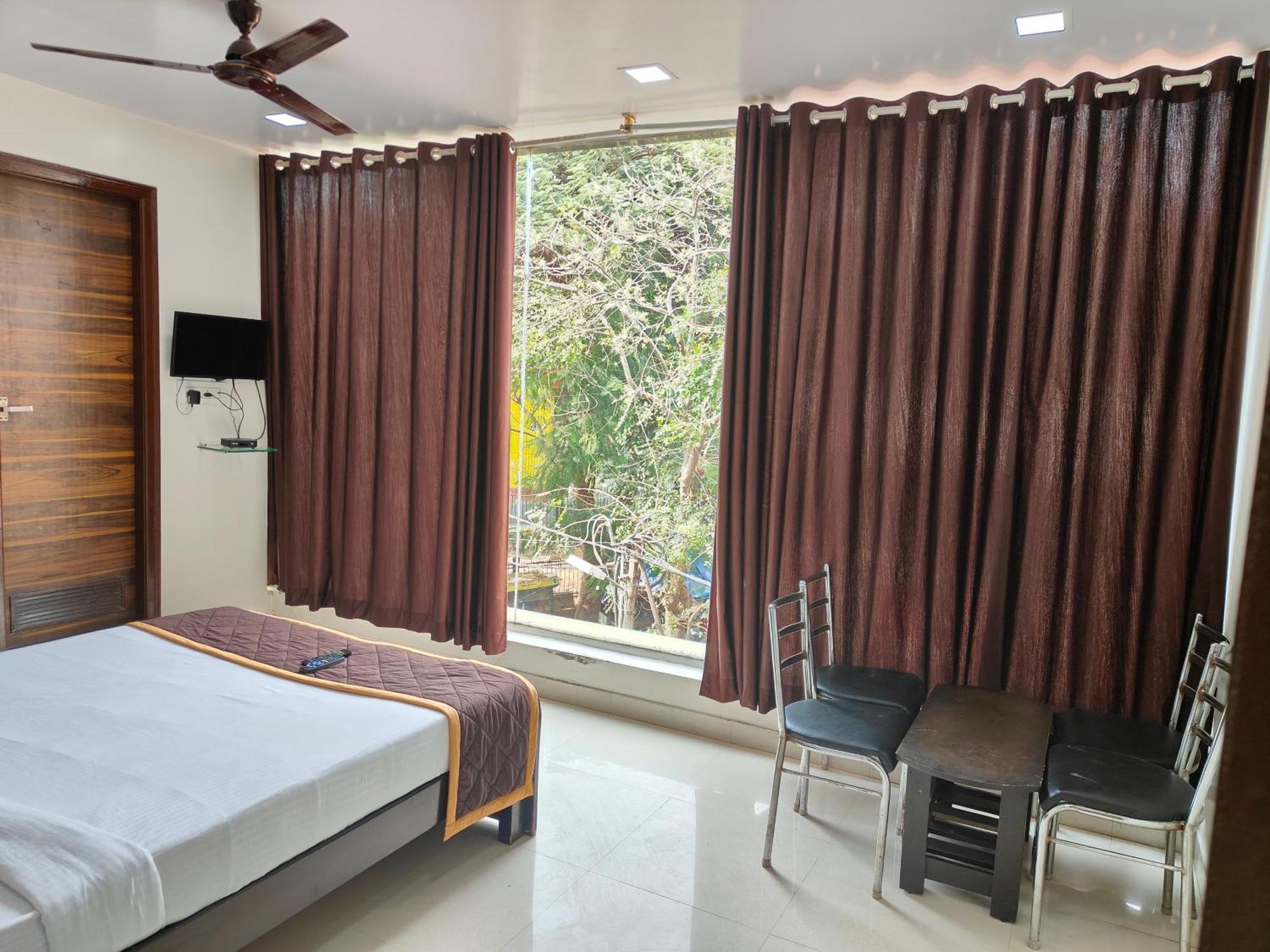 Hotel Golden Arch Bangalore Bagian luar foto
